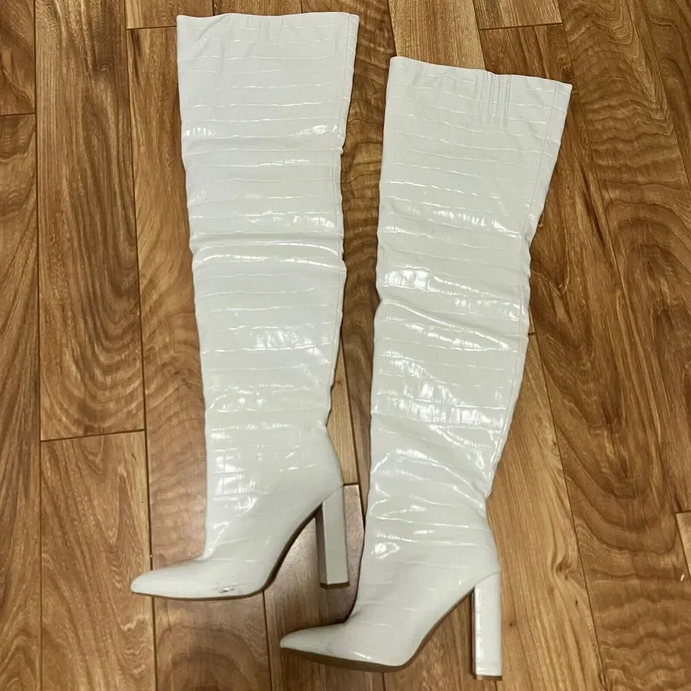 Pretty Little Things Tall Boots Size 7 White Crocodile Block Heel 70s Retro Y2K